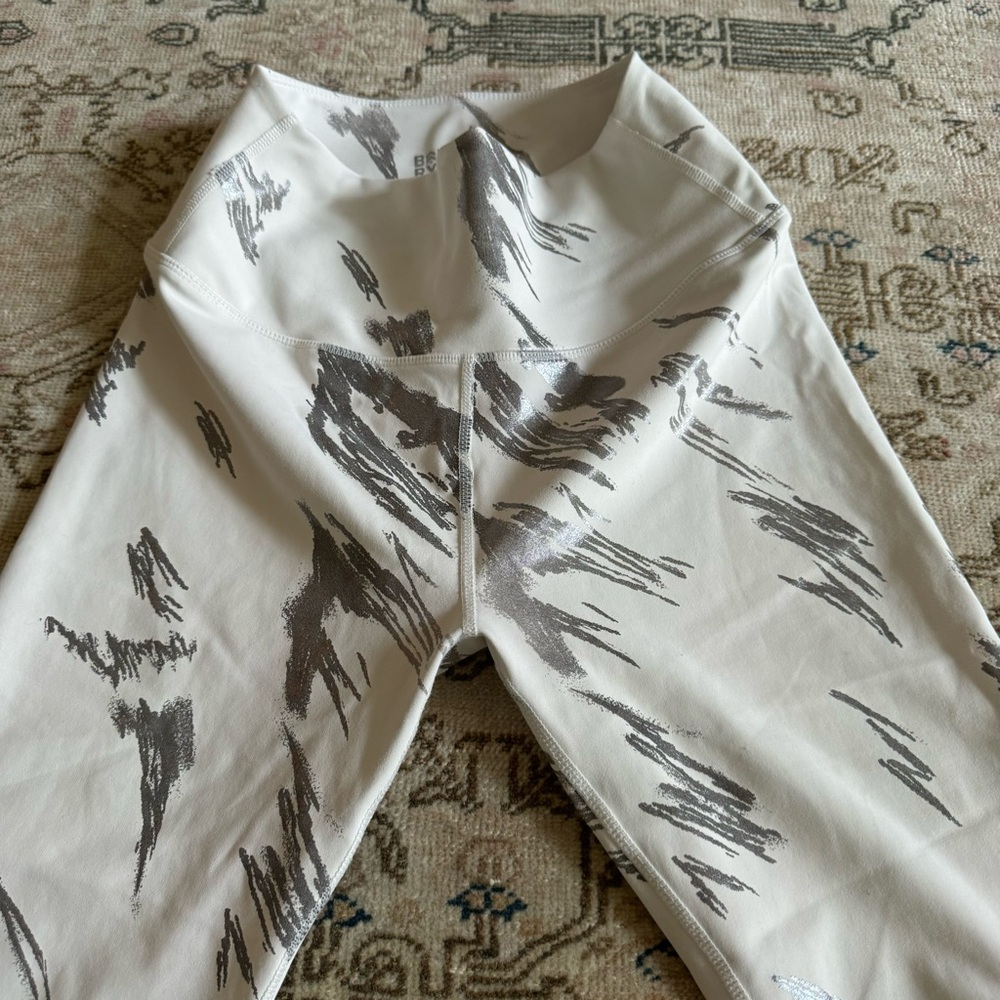 Worn once! BARRY'S FIT winter white & silver metallic high waisted 7/8 leggings - Picture 5 of 10